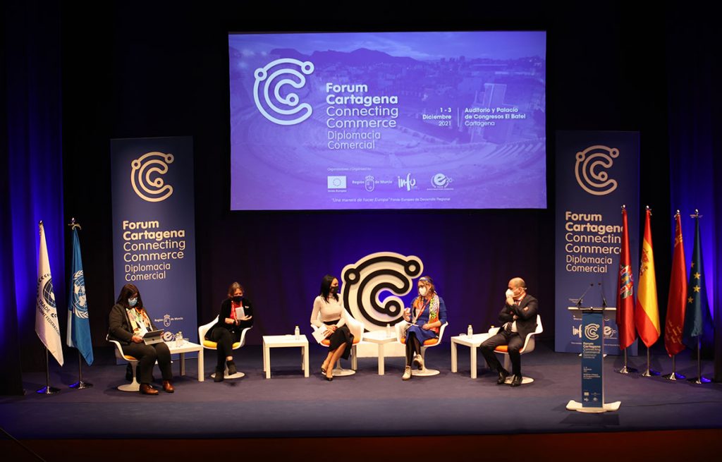 Roberta Dall’Olio, presidenta de la Asociación Europea de Agencias de Desarrollo, Bruselas, Ana María Vega Fernández, directora general de PYME y Emprendimiento de la Junta de Extremadura, Pilar Irigoien Ostiza, directora gerente de la Sociedad de Desarrollo de Navarra, Miguel Martínez Bernal, presidente de la Cámara Oficial de Comercio de Cartagena junto a Valle Miguélez Santiago (centro), consejera de Empresa, Empleo, Universidades y Portavocía de la Región de Murcia moderadora de la mesa redonda Nuestras Ciudades y Regiones. La Clave del Futuro.