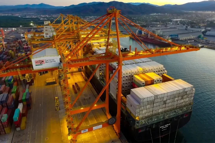 Puerto de Manzanillo récord en movimiento de contenedores