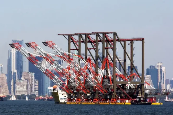 Puerto de Oakland recibe grúas STS Liebherr