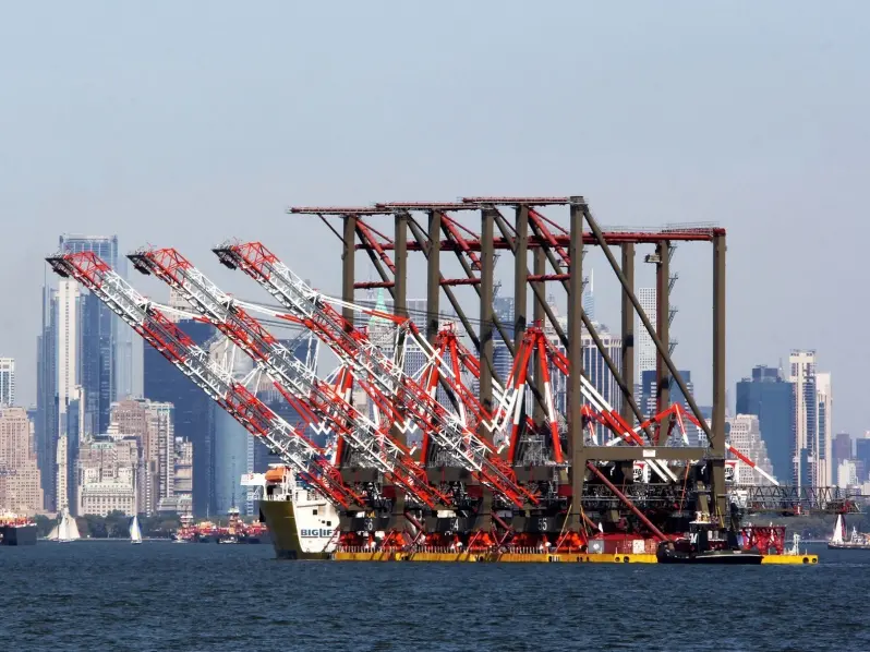 Puerto de Oakland recibe grúas STS Liebherr