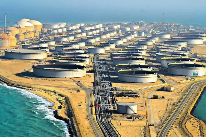 Arabia Saudita cobra un sobreprecio histórico por su petróleo