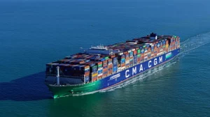 CMA CGM reconfigura su servicio