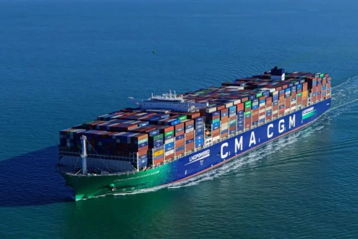 CMA CGM reconfigura su servicio