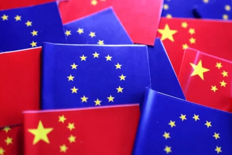 La UE amplía aranceles y cuotas de importación a China