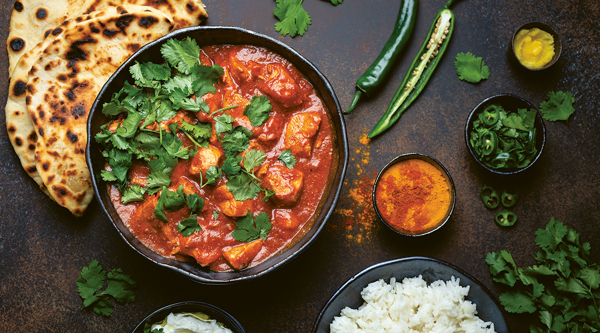 El tradicional chicken tikka masala, el plato de curry más difundido de la cultura india se sirve con arroz basmati, pan naan y yogur.