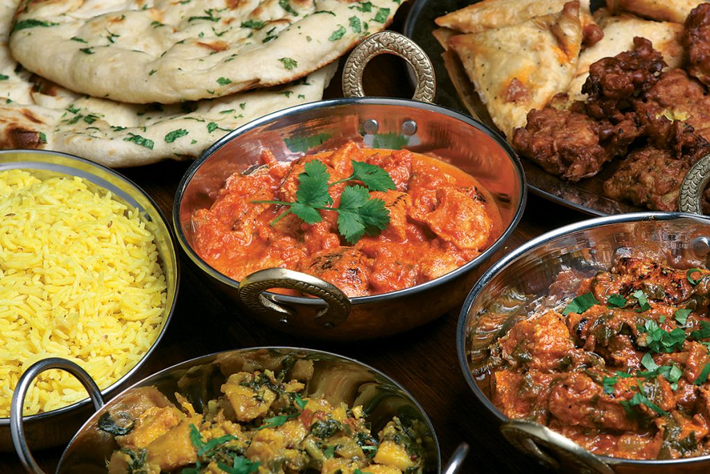 Existen tantos tipos de currys como cocineros; otro de los clásicos indios: pollo al curry con mantequilla en plato balti.