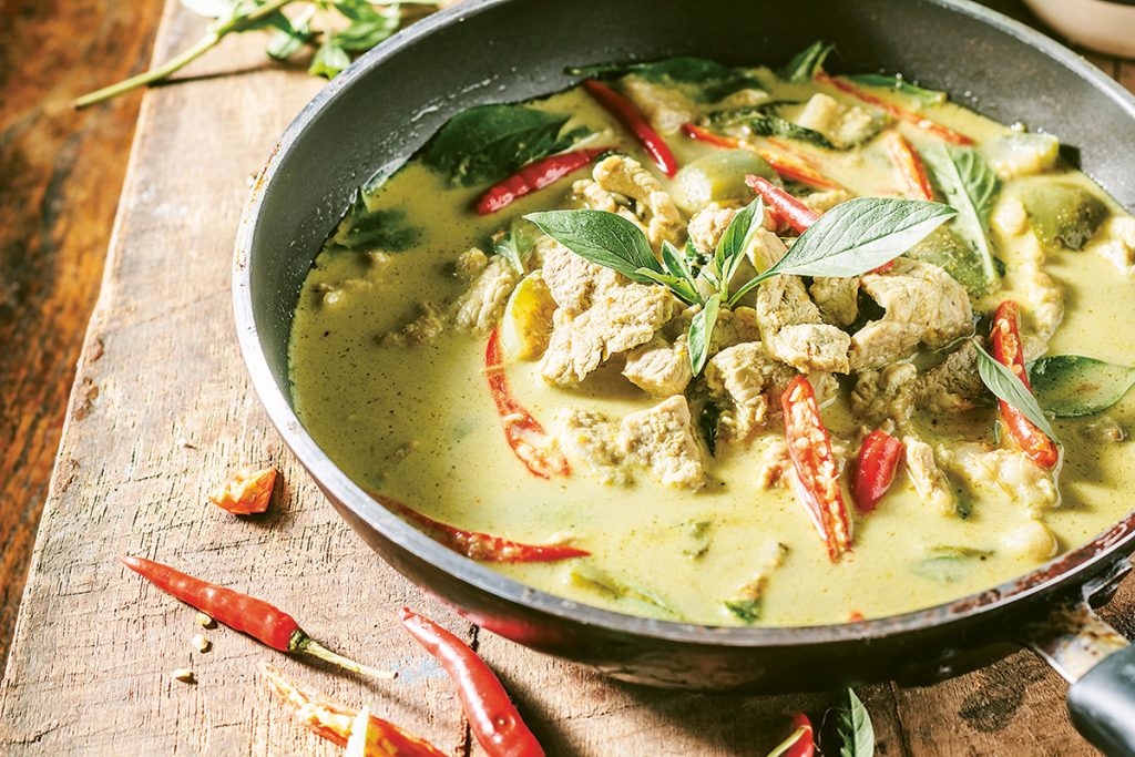 Tailandia es conocida por su gastronomía y currys; acá, uno de los más picantes, el curry de cerdo verde sobre una base de arroz.