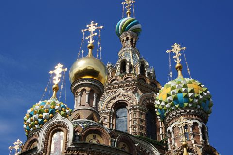 La iglesia del Salvador de la Sangre Derramada se impone con sus cúpulas coloridas; en su interior, cientos de mosaicos adornan sus paredes.