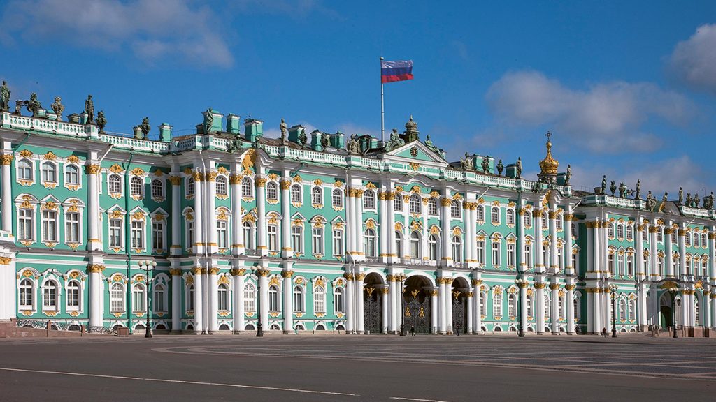 Exterior del Palacio de Invierno, uno de los edificios donde se emplaza el museo Hermitage, que cuenta con una de las colecciones más valiosas del mundo.