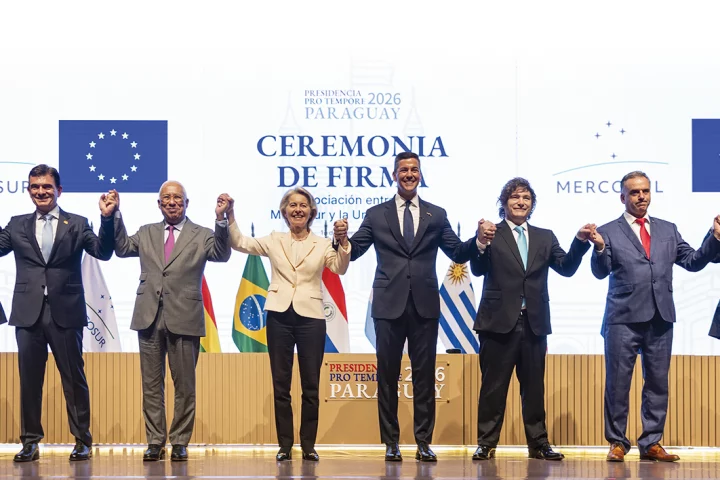 Ceremonia de Firma del acuerdo de asociación entre el Mercosur y la Unión Europea, realizada el 17 de enero de 2026 en Asunción, Paraguay. De izquierda a derecha: José Raúl Mulino, Presidente de Panamá, Rodrigo Paz, Presidente de Bolivia, António Costa, Presidente del Consejo Europeo, Ursula von der Leyen, Presidenta de la Comisión Europea, Santiago Peña, Presidente de Paraguay, Javier Milei, Presidente de Argentina, Yamandú Orsi, Presidente de Uruguay y Mauro Vieira, Canciller de Brasil. Foto: MERCOSUR.int.
