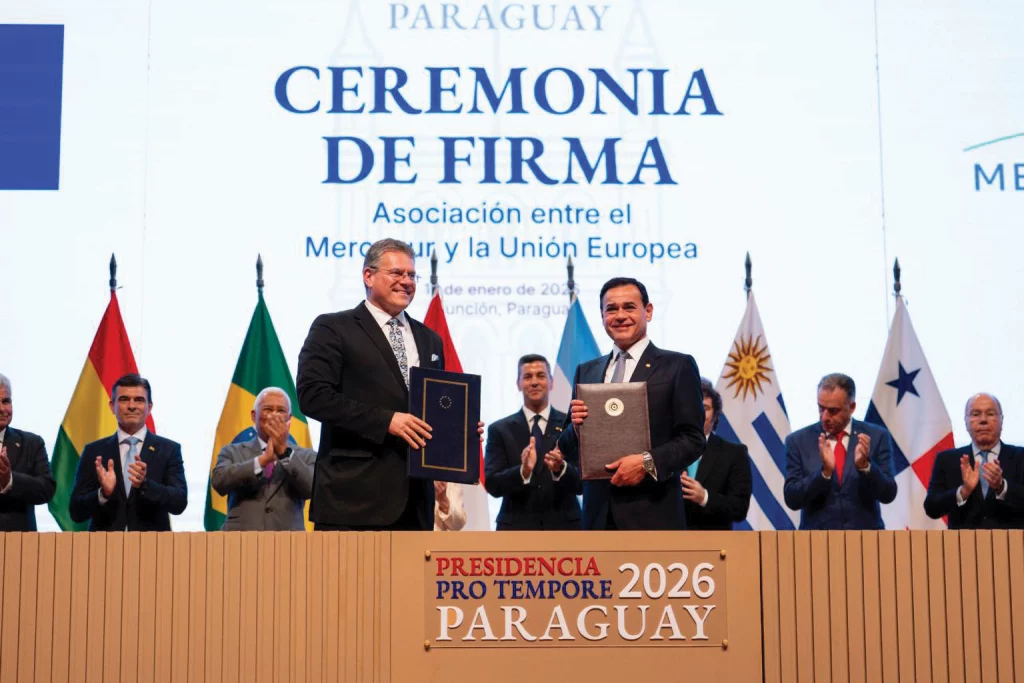 Maroš Šefčovič, Comisario Europeo de Comercio y Seguridad Económica fue el encargado de estampar su firma en representación de los 27 países de la UE, junto al canciller paraguayo Rubén Ramírez Lezcano durante la firma del acuerdo en Asunción, Paraguay.