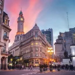 Av. Presidente Julio A. Roca y Av. Hipólito Yrigoyen, frente a Plaza de Mayo, en el casco histórico de la ciudad.