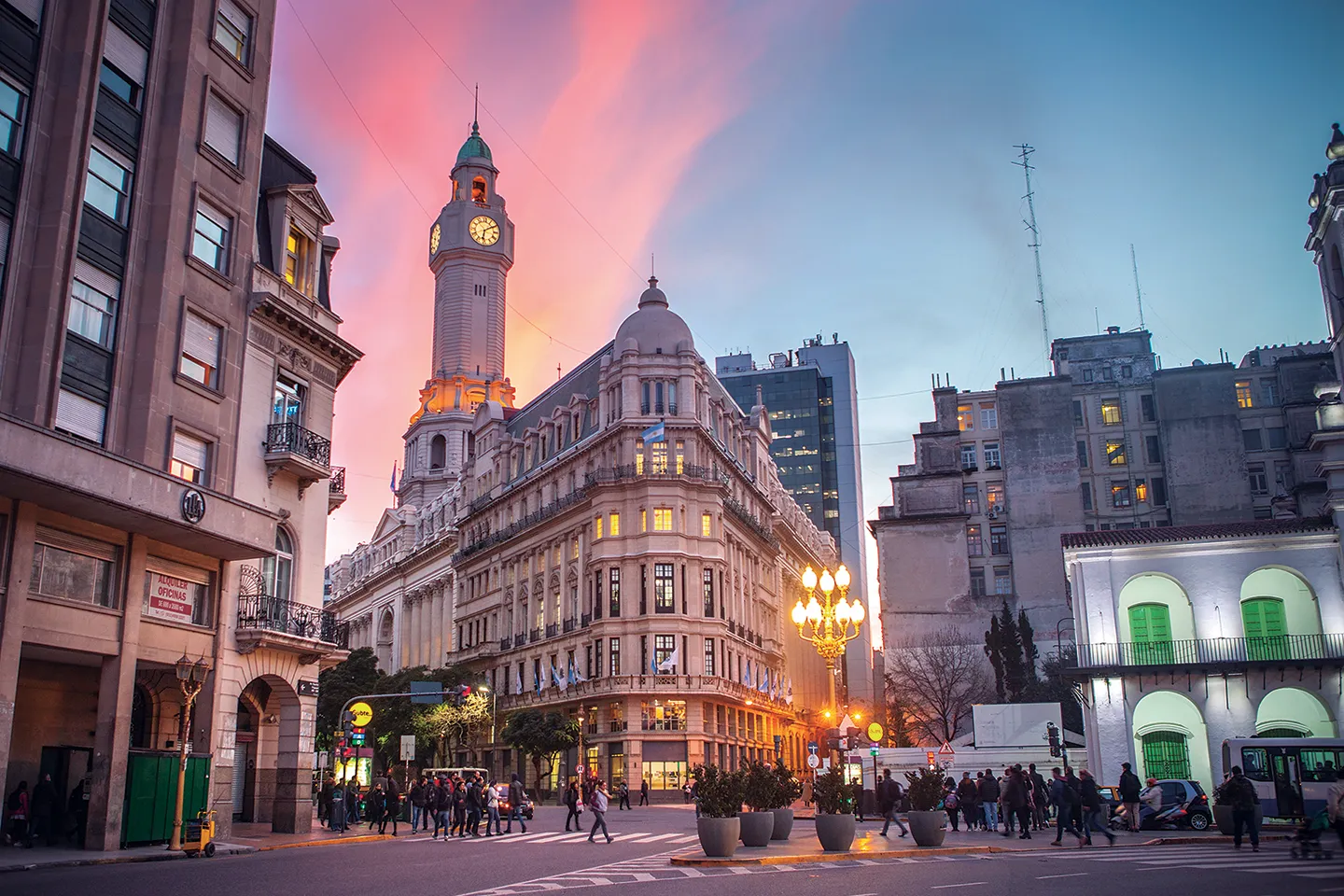Av. Presidente Julio A. Roca y Av. Hipólito Yrigoyen, frente a Plaza de Mayo, en el casco histórico de la ciudad.