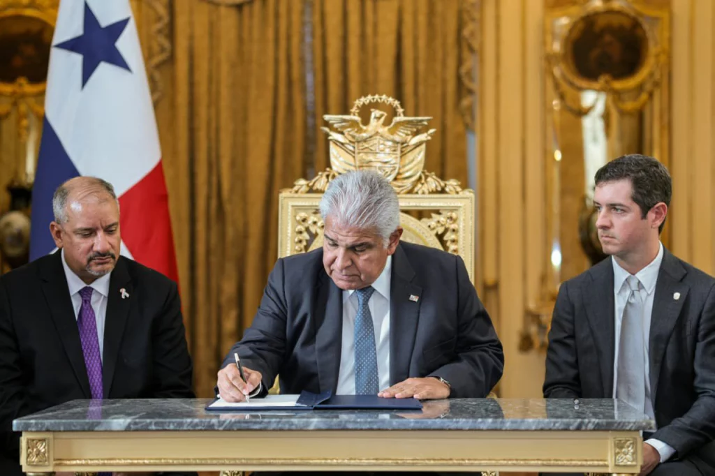 El presidente de Panamá, José Raúl Mulino sancionó la Ley que ratifica el Acuerdo de Complementación Económica entre Panamá y el Mercosur. Octubre de 2025.