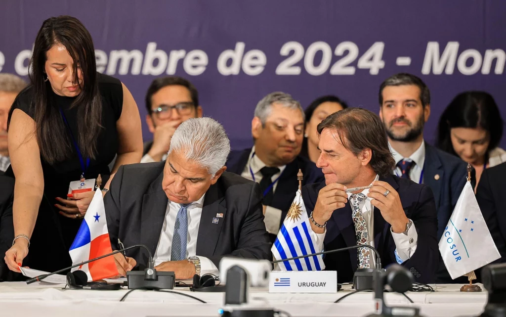 El presidente de Panamá, José Raúl Mulino, junto Luis Lacalle Pou, presidente de Uruguay, firma la adhesión de Panamá como Estado
Asociado del Mercosur, en Montevideo, Uruguay el 6 de diciembre de 2024.el Mercosur. Octubre de 2025.