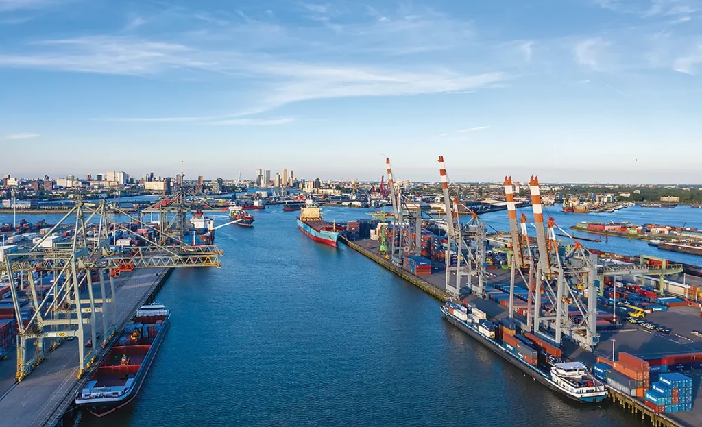 El puerto de Rotterdam desarrolló Pronto, un sistema de IA que logra predecir la hora efectiva de llegada de un buque.