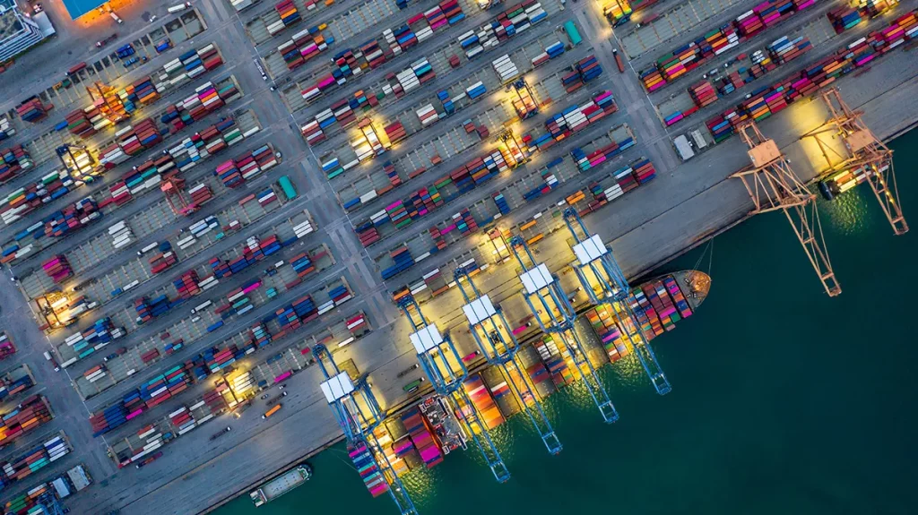En Singapur Tuas, una IA gestiona el tráfico de buques vía satélite en tiempo real, mientras una flota de más de 200 vehículos autónomos mueve contenedores sin conductor las 24 horas.