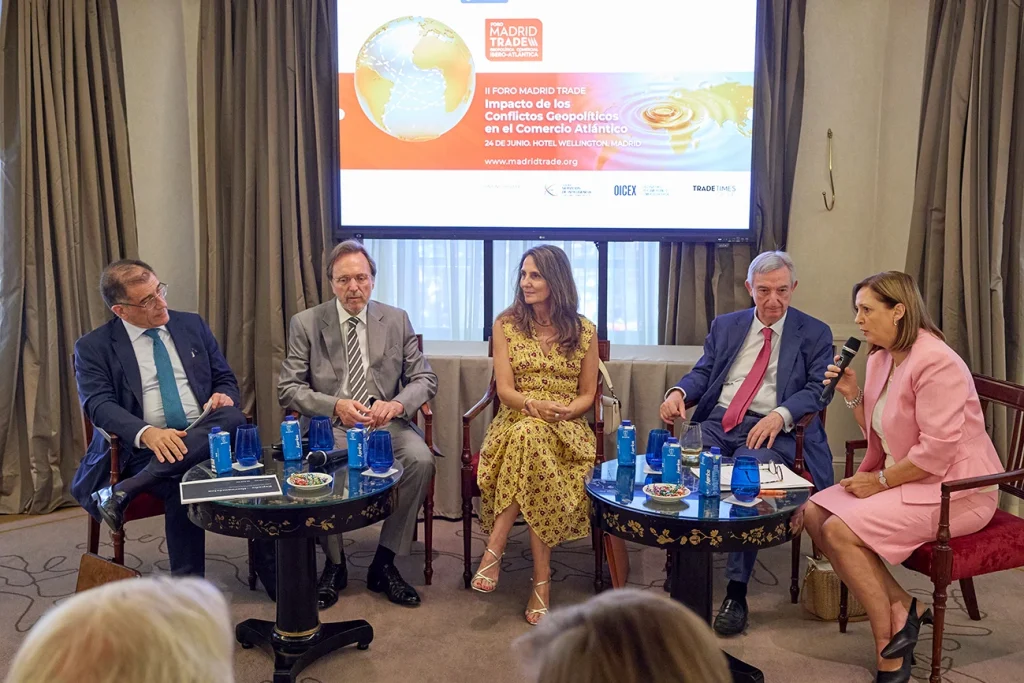 De izquierda a derecha: D. Jaime Montalvo, Director General Internacional de la Cámara de Comercio de España, D. Ramón Casilda, Presidente del Consejo Asesor de Inversiones del OICEX, Da. Marta Blanco, Presidenta Comisión Internacional CEOE, D. Rafael Dezcallar De Mazarredo, ex Embajador del Reino de España en China y Da. María José Nicolás, secretaria General Observatorio Europeo de Análisis y Prevención de la Desinformación, formaron parte de los Diálogos de Alto Nivel: Geopolítica y conflictos: retos para el comercio y la inversión en el eje atlántico, que dio lugar al debate.