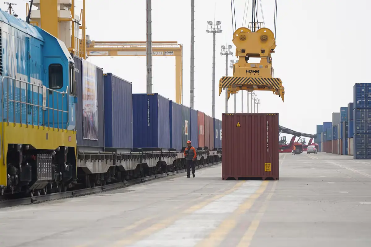 un modelo de exportación que integra en una sola cadena