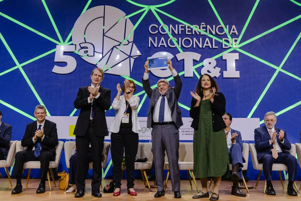 El presidente brasileño, Luiz Inácio Lula da Silva recibe la propuesta del Plan Brasileño de Inteligencia Artificial (PBIA) el 30 de julio de 2024.