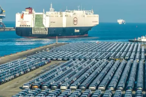 China acuerda moderar exportaciones de autos a la UE