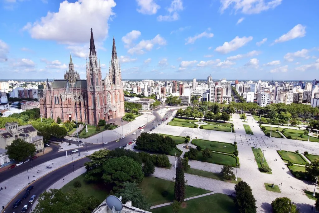 Vista de la Plaza Moreno, centro geográfico de la ciudad.