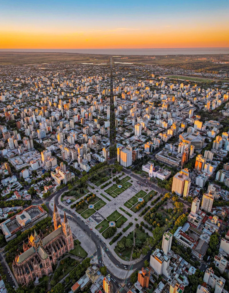Vista aérea de Plaza Moreno, el centro geográfico de la ciudad de La Plata.