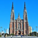 Vista de la Catedral de La Plata desde la Plaza Moreno.
