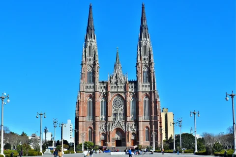 Vista de la Catedral de La Plata desde la Plaza Moreno.