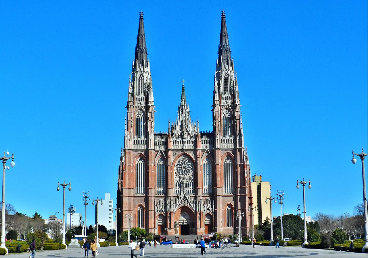 Vista de la Catedral de La Plata desde la Plaza Moreno.