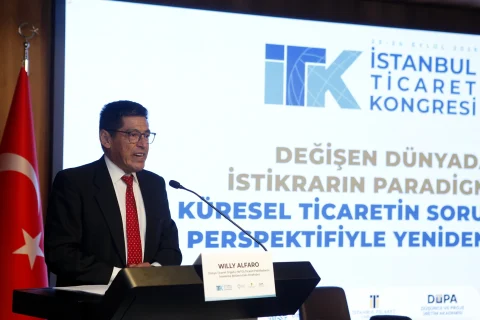 Willy Alfaro durante su disertación en el Istanbul Trade Congress.