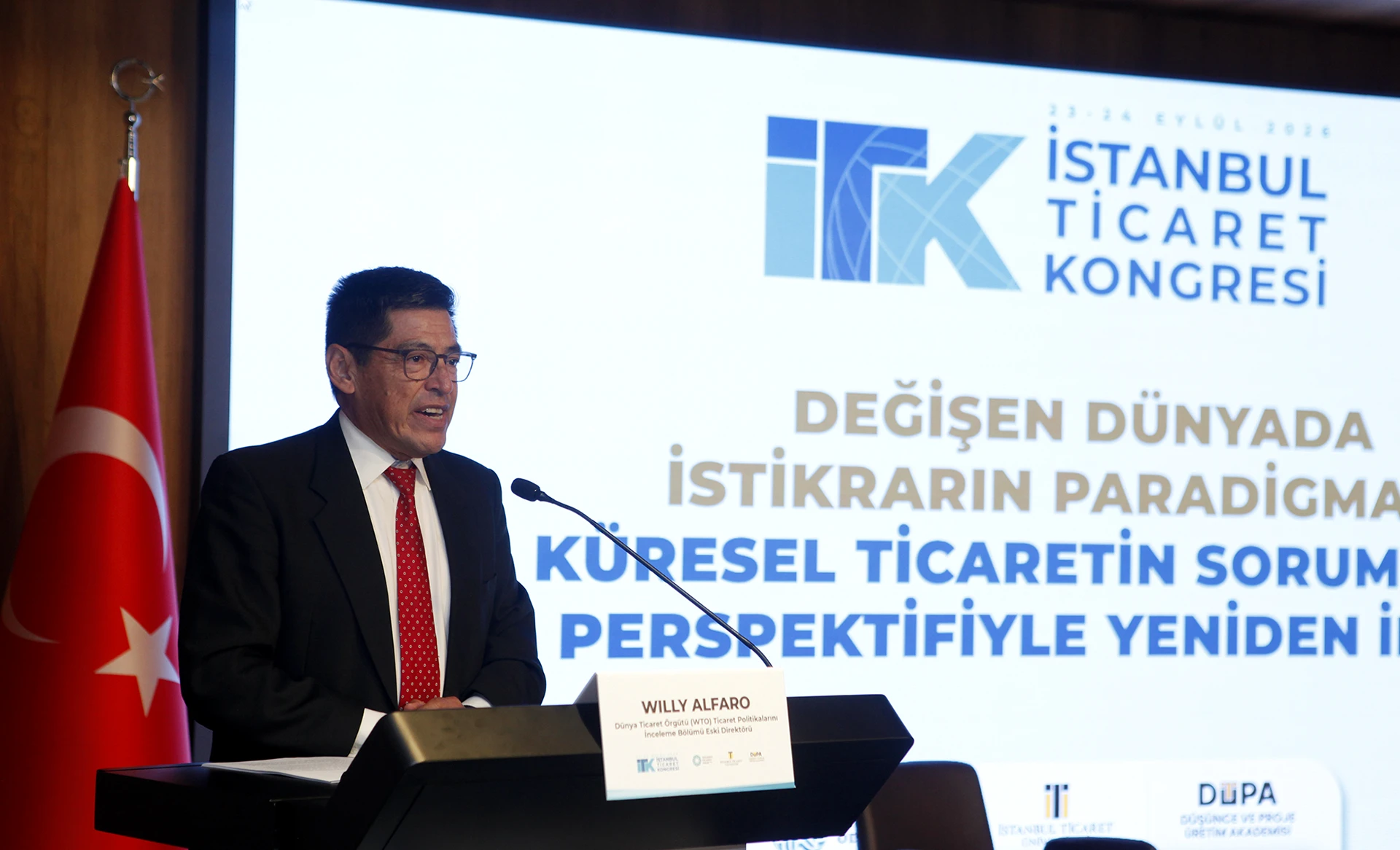 Willy Alfaro durante su disertación en el Istanbul Trade Congress.