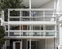 Superficies vidriadas y dispositivos de protección solar (brise-soleil) definen la fachada sobre la Avenida 53.